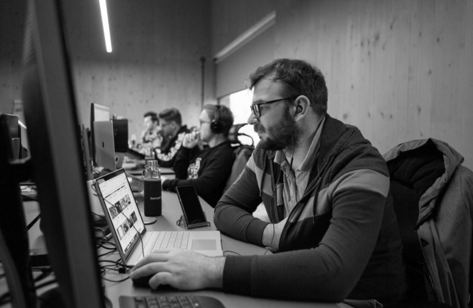 Moderne Arbeitsplätze für digitale Finanzplanung