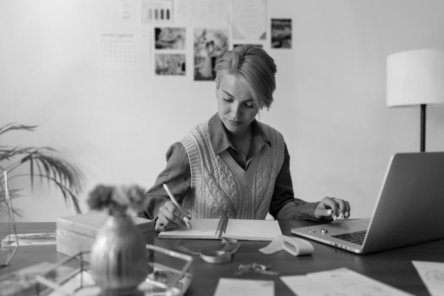 Teilnehmer während einer praktischen Übung zur Finanzanalyse